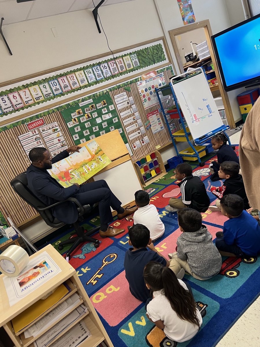 Leo_teach04's tweet photo. Our class really enjoyed the read aloud from our #Principalforaday Mr. Scroggins. #socfeeder #claraoliver #oliverstrong #rockets https://t.co/PDGkg6AmmD