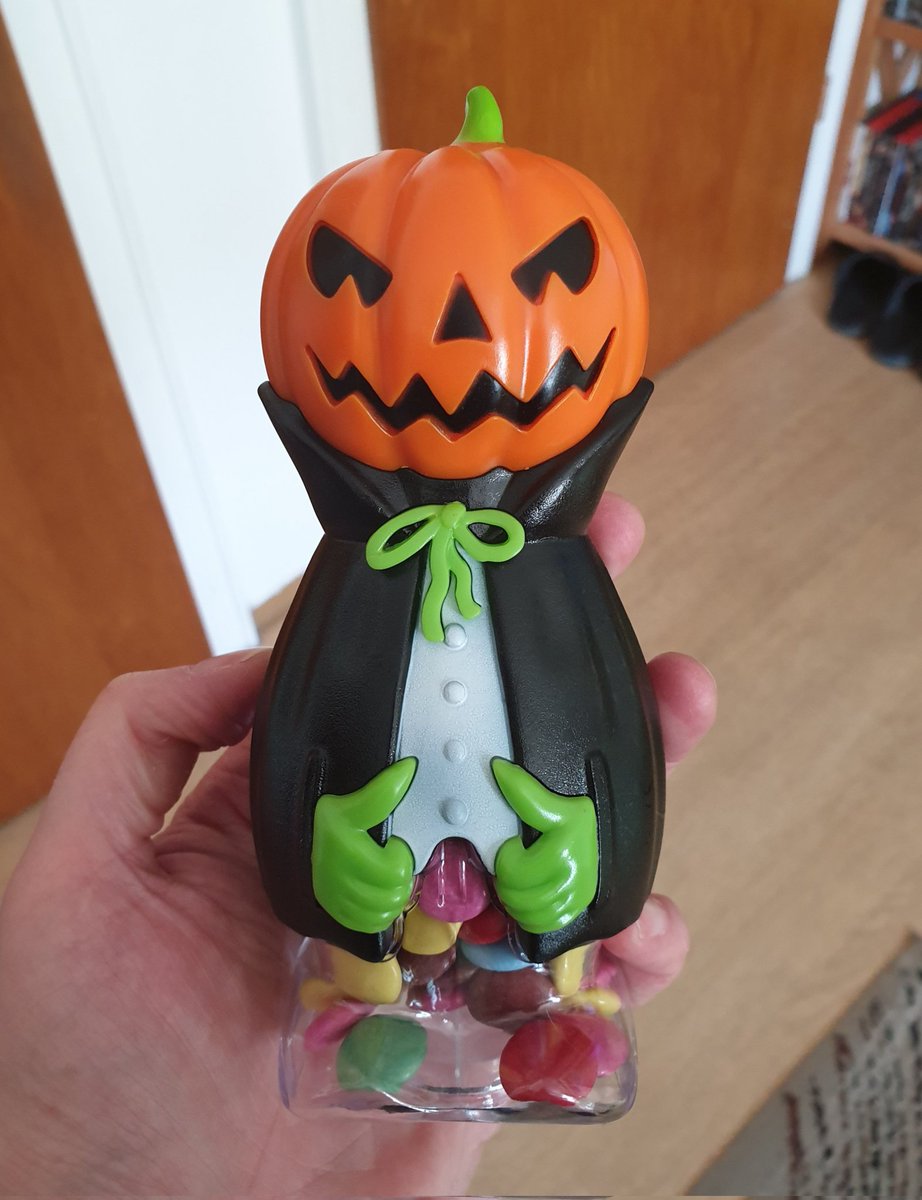 TanjaStrutzl's tweet photo. Count Pumpula has woken up, run for your life! πππ±ππ
#Halloween #chocolatelentils #candydispenser #decoration #pumpkin https://t.co/2bLPDLzJwf