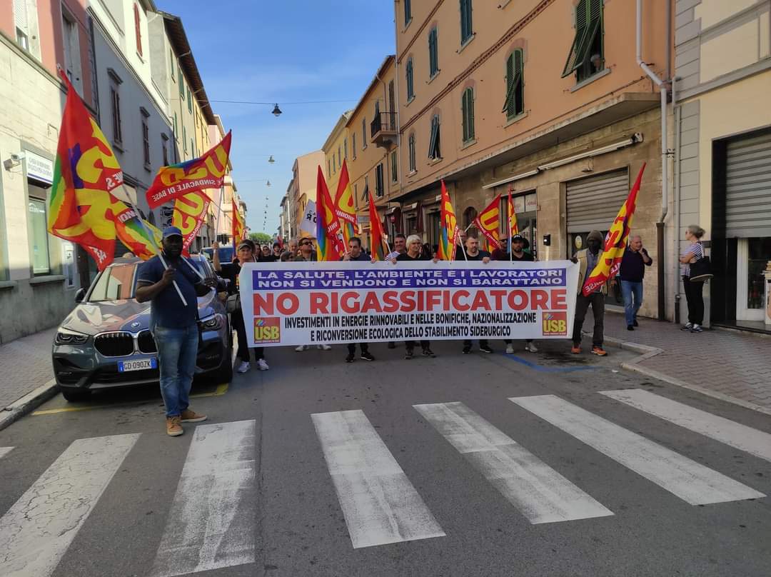 CollotMarta's tweet photo. Oggi siamo stati a Piombino alla partecipatissima manifestazione chiamata dai comitati locali e a cui USB Piombino ha risposto chiamando lo sciopero generale cittadino. La lotta contro il rigassificatore non è una lotta con ragioni localistiche, è una lotta per un altro 
1/3 https://t.co/er4oNJdegq