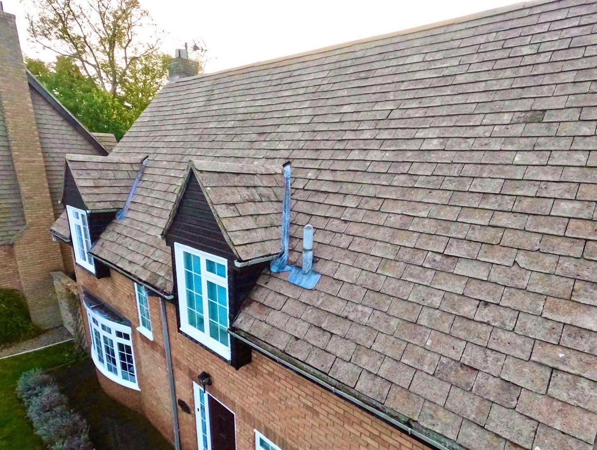 MackintoshClean's tweet photo. Another great roof cleaning result with the roof clean team!
π€©ππΌ
#roofcleaning #cleaning #restoration #clean #transformation #roofclean #mossremoval #team #teamwork #pressurewashing #jetwash #professional #aemackintosh #propertymaintenance #exteriorcleaning #northampton https://t.co/8GINNXnzsQ