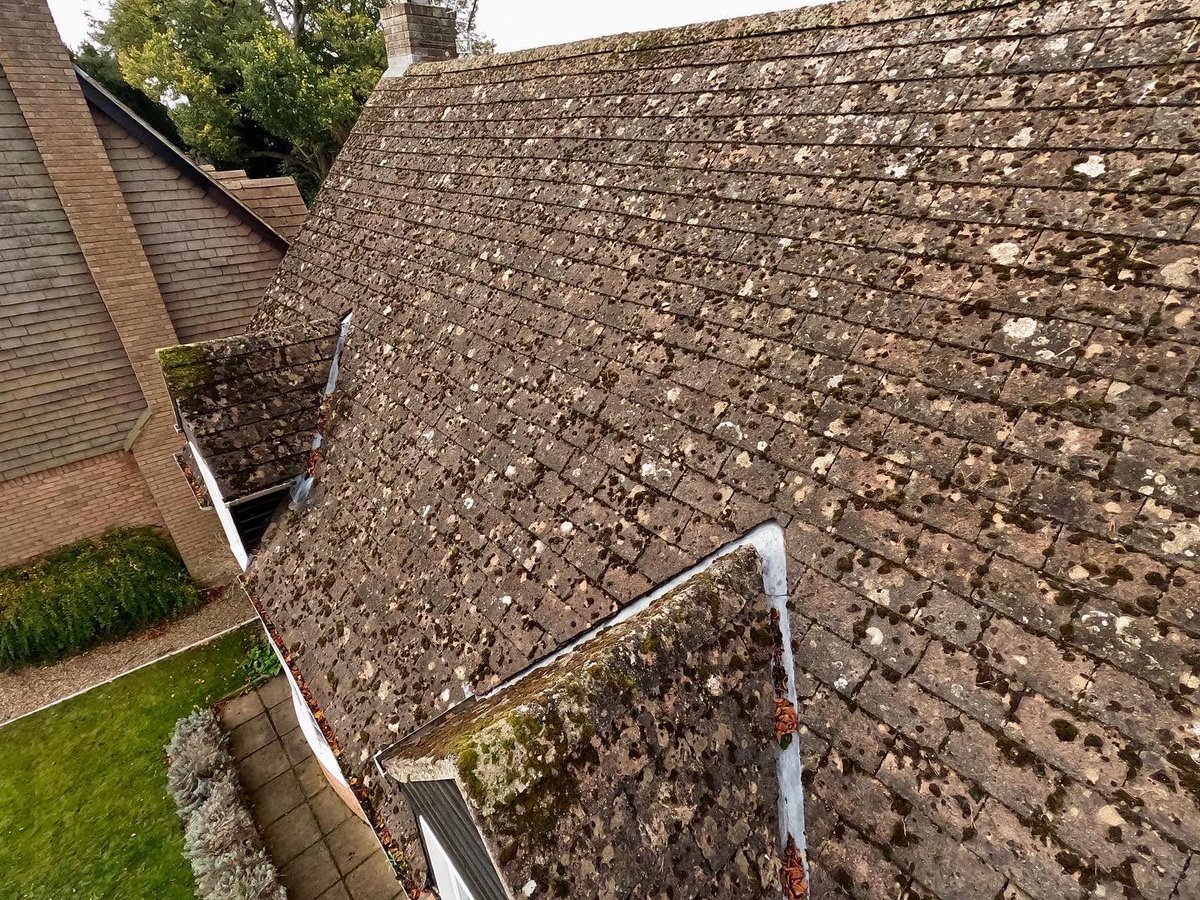 MackintoshClean's tweet photo. Another great roof cleaning result with the roof clean team!
π€©ππΌ
#roofcleaning #cleaning #restoration #clean #transformation #roofclean #mossremoval #team #teamwork #pressurewashing #jetwash #professional #aemackintosh #propertymaintenance #exteriorcleaning #northampton https://t.co/8GINNXnzsQ