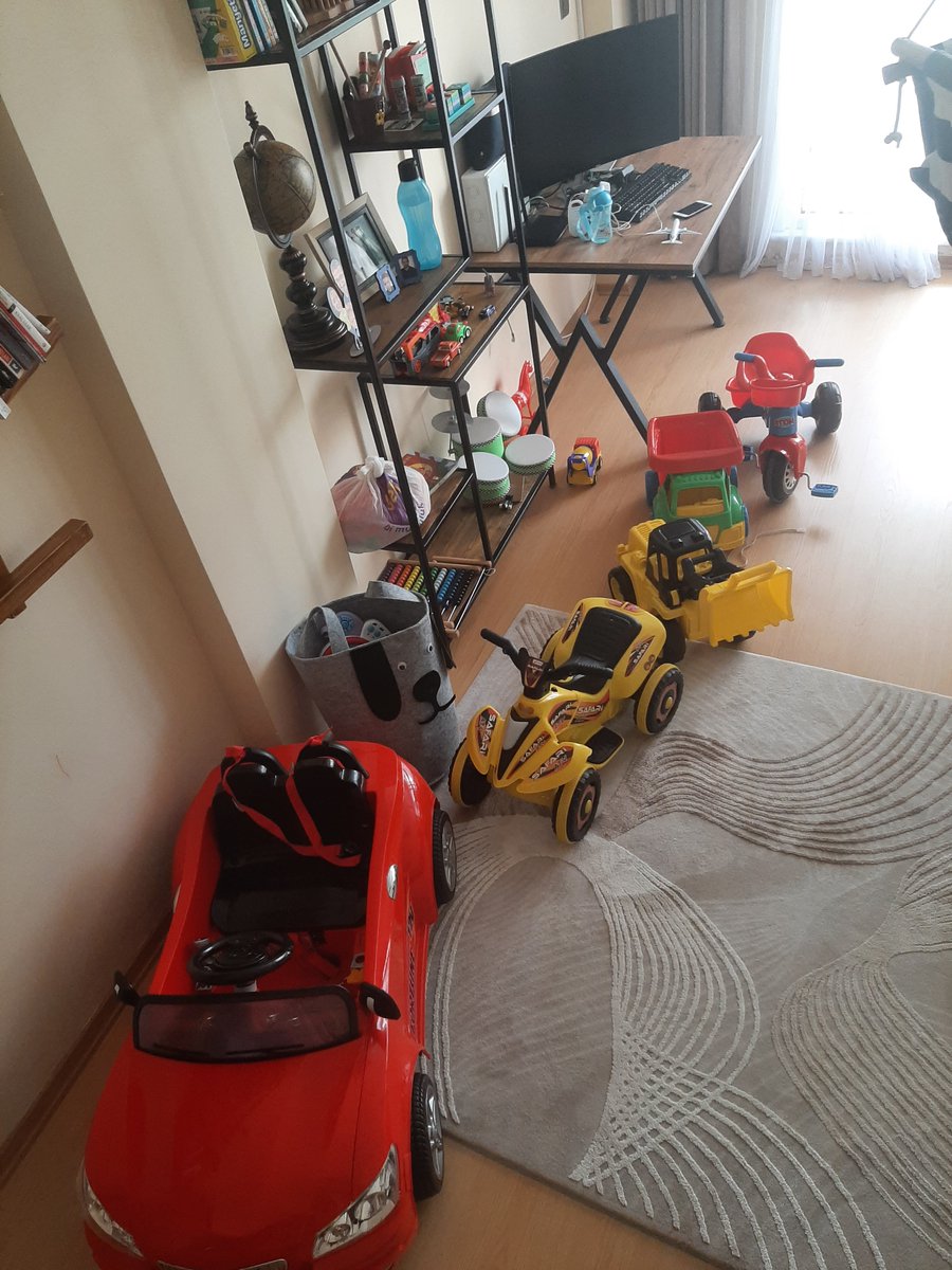 homeeleess's tweet photo. Evden çalışıyorum, bilgisayara gidicem ama çok trafik var.. https://t.co/NcHCJQ75KF