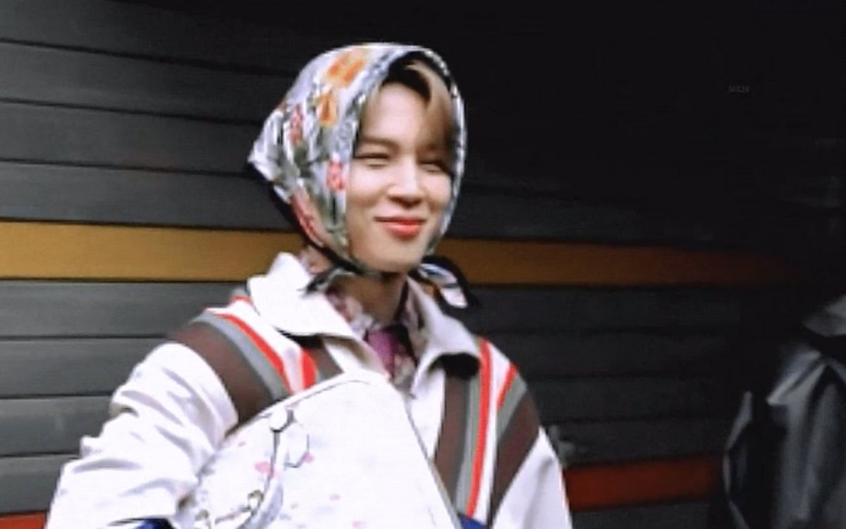 jikookheart's tweet photo. jimin’s reaction after jungkook caresses his chin 🥺 https://t.co/hn9l3BUlpc
