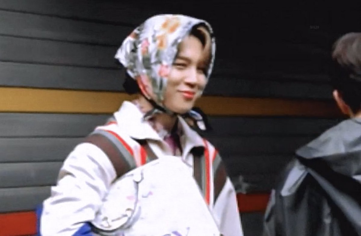 jikookheart's tweet photo. jimin’s reaction after jungkook caresses his chin 🥺 https://t.co/hn9l3BUlpc