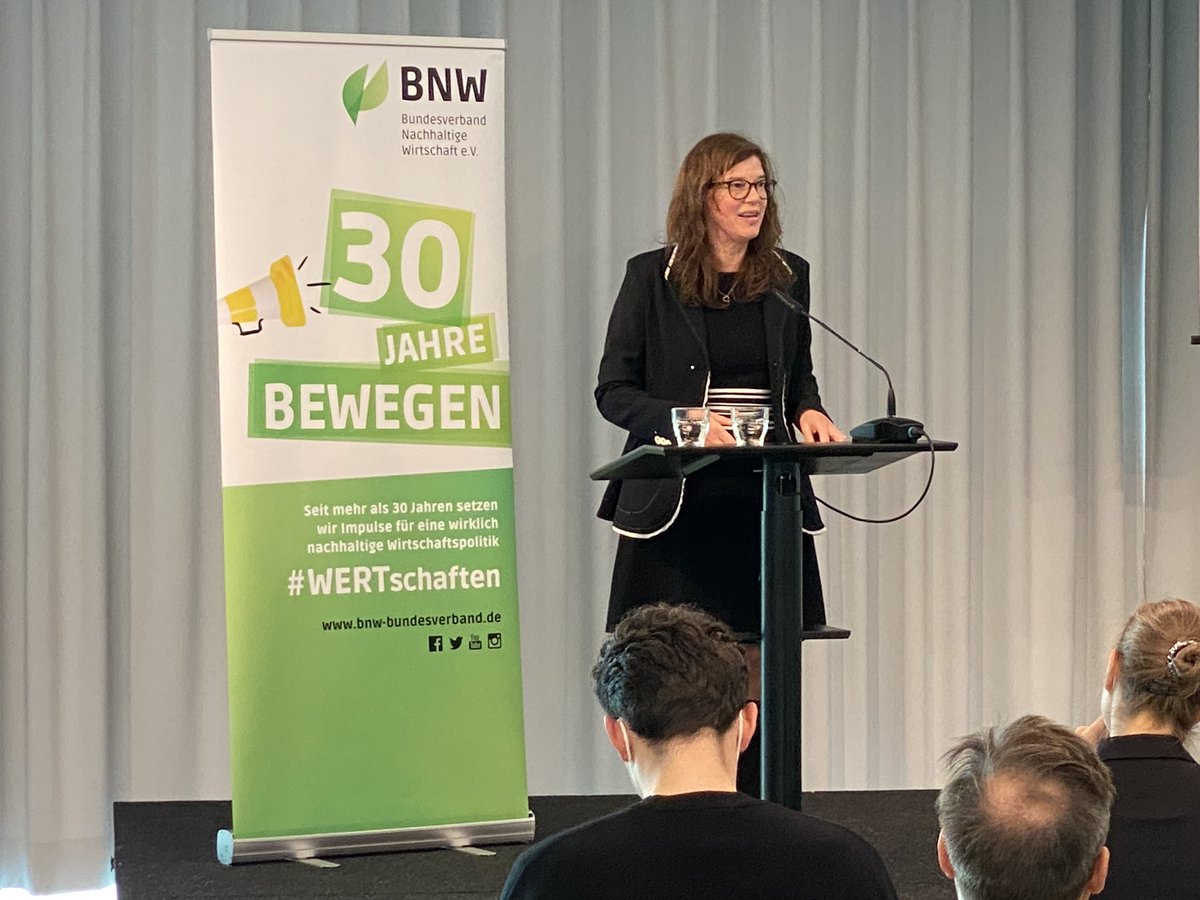 bnw_ev's tweet photo. #endlichanders ist das Chredo der Parl. Staatssekretärin im @bmel @OpheliaNick. Das gilt auch für unser Ernährungssystem - denn "wie wir aktuell auf der Welt produzieren und konsumieren, zerstören wir unsere Lebensgrundlage 👉 Naturverträgliche Landwirtschaft ist die Antwort" 🌱 https://t.co/zItKd5wxTw