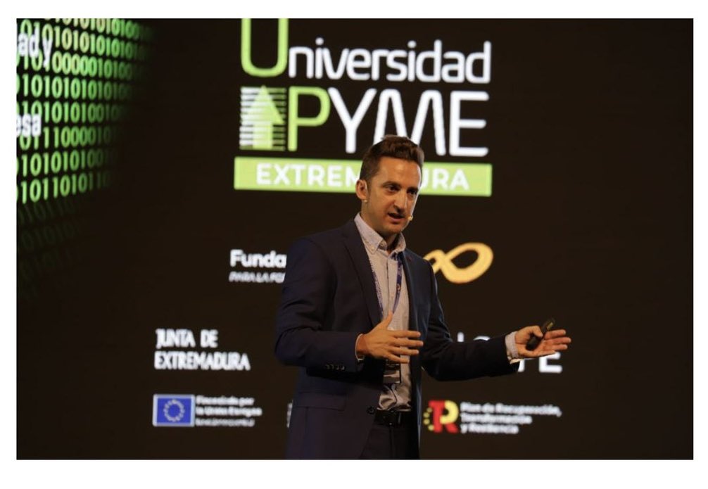 sirCesarHerrero's tweet photo. Hoy, en el Congreso #UniversidadPyme en Mérida, Extremadura.  Hablando sobre competencias digitales y transformación digital. @Fundae_es @empleo_SEPE @EU_ScienceHub https://t.co/ZOff2wYl0k