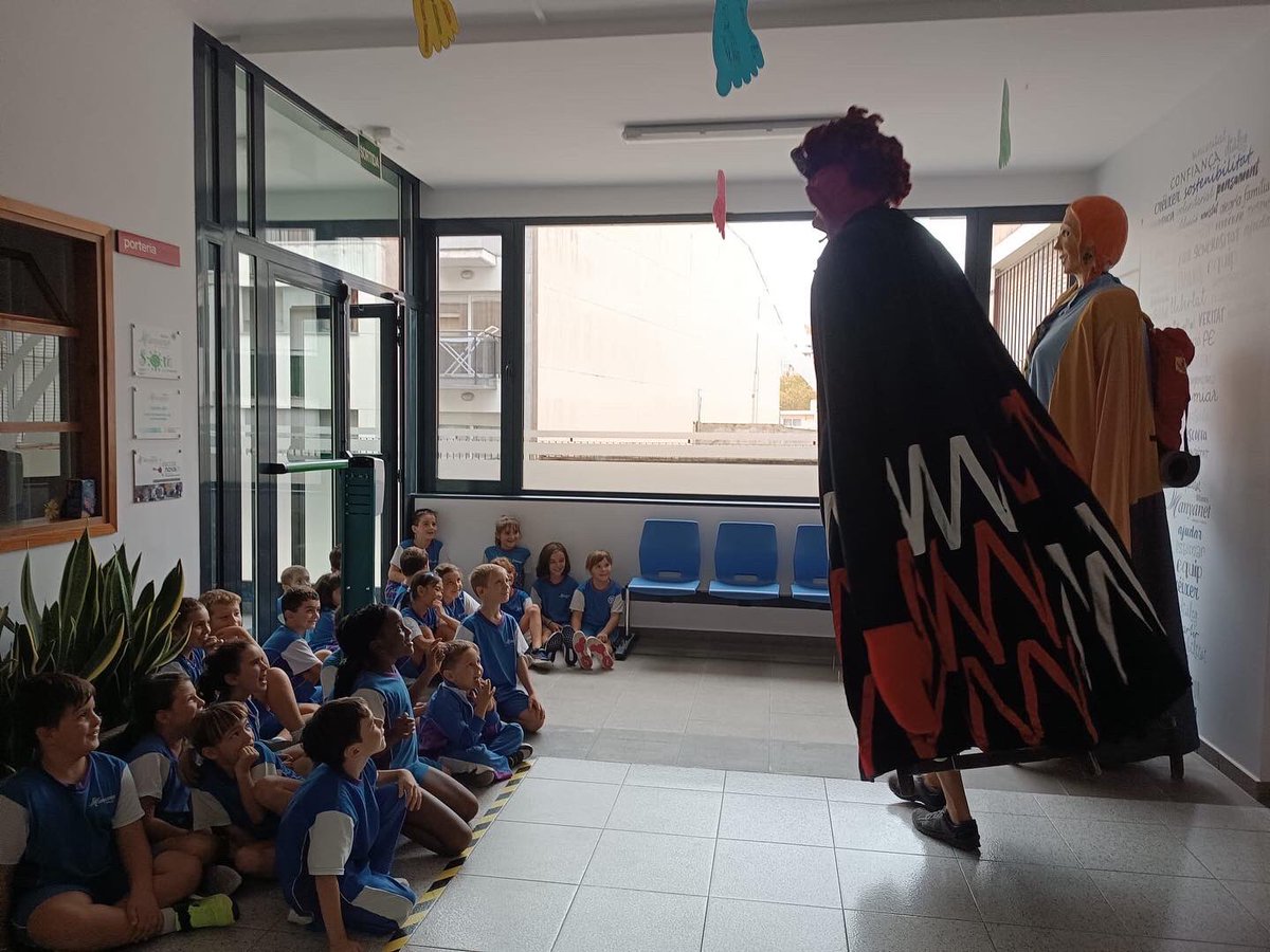 manyanetblanes's tweet photo. Els nens i nenes de #1rEP i #2nEP també hem anat a conèixer aquest dos gegantons!🤗 Gràcies @gegantsdeblanes #josocmanyanet #blanes #juntsanemméslluny https://t.co/pYnePSh511