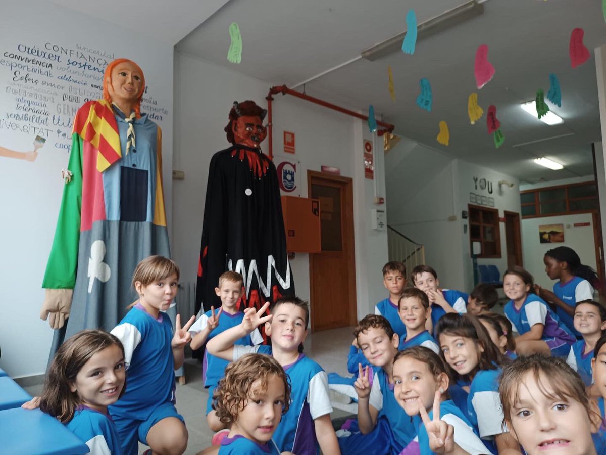 manyanetblanes's tweet photo. Els nens i nenes de #1rEP i #2nEP també hem anat a conèixer aquest dos gegantons!🤗 Gràcies @gegantsdeblanes #josocmanyanet #blanes #juntsanemméslluny https://t.co/pYnePSh511