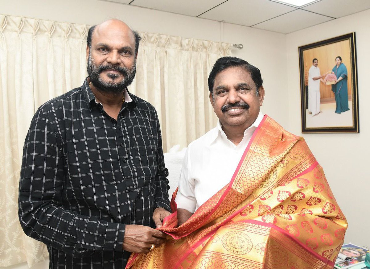 EPSTamilNadu's tweet photo. சட்டமன்றத்தில் எதிர்க்கட்சிகளின் உரிமையை பறிக்கும் ஜனநாயக விரோத திமுக அரசுக்கு எதிராக நடைபெற்ற போராட்டத்தில் கைது செய்யப்பட்ட எங்களை சந்தித்து ஆதரவு அளித்த தமிழக மக்கள் முன்னேற்றக் கழகம்-நிறுவன தலைவர்,
திரு@JohnPandianTMMK அவர்களுக்கு எனது நன்றிகள். https://t.co/j2m4EmWKpd