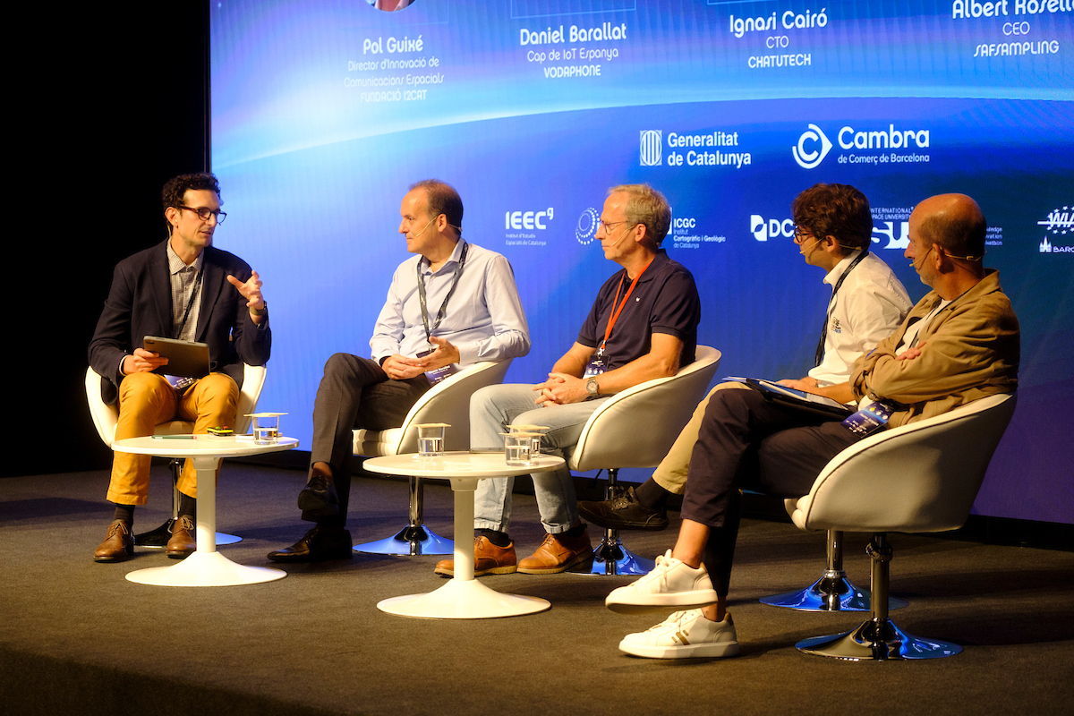 i2CAT's tweet photo. 🔛 Ara en Pol Guixé, director d'innovació de l'àrea d'#SpaceComms a #i2CAT, modera una taula rodona en el #NewSpace Economy Congress '22 sobre tecnologies digitals: oportunitats del sector amb @vodafone_es, @sateliot, #ChatuTech i #SAFSampling https://t.co/IjlCboKBUY