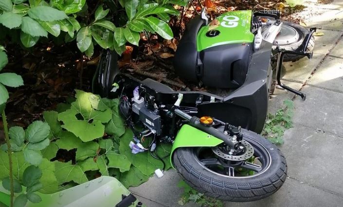 blijmetbaarn's tweet photo. Blij dat het scootervandalisme Baarn nog niet bereikt heeft. Houden zo! Na honderden klachten en burgeracties in buurgemeenten Amersfoort, Hilversum, Soest en Gooise Meren over verrommeling van de openbare ruimte, is @GemeenteBaarn gewaarschuwd: niet in zee gaan met Go Sharing! https://t.co/itzkd3Oi6G
