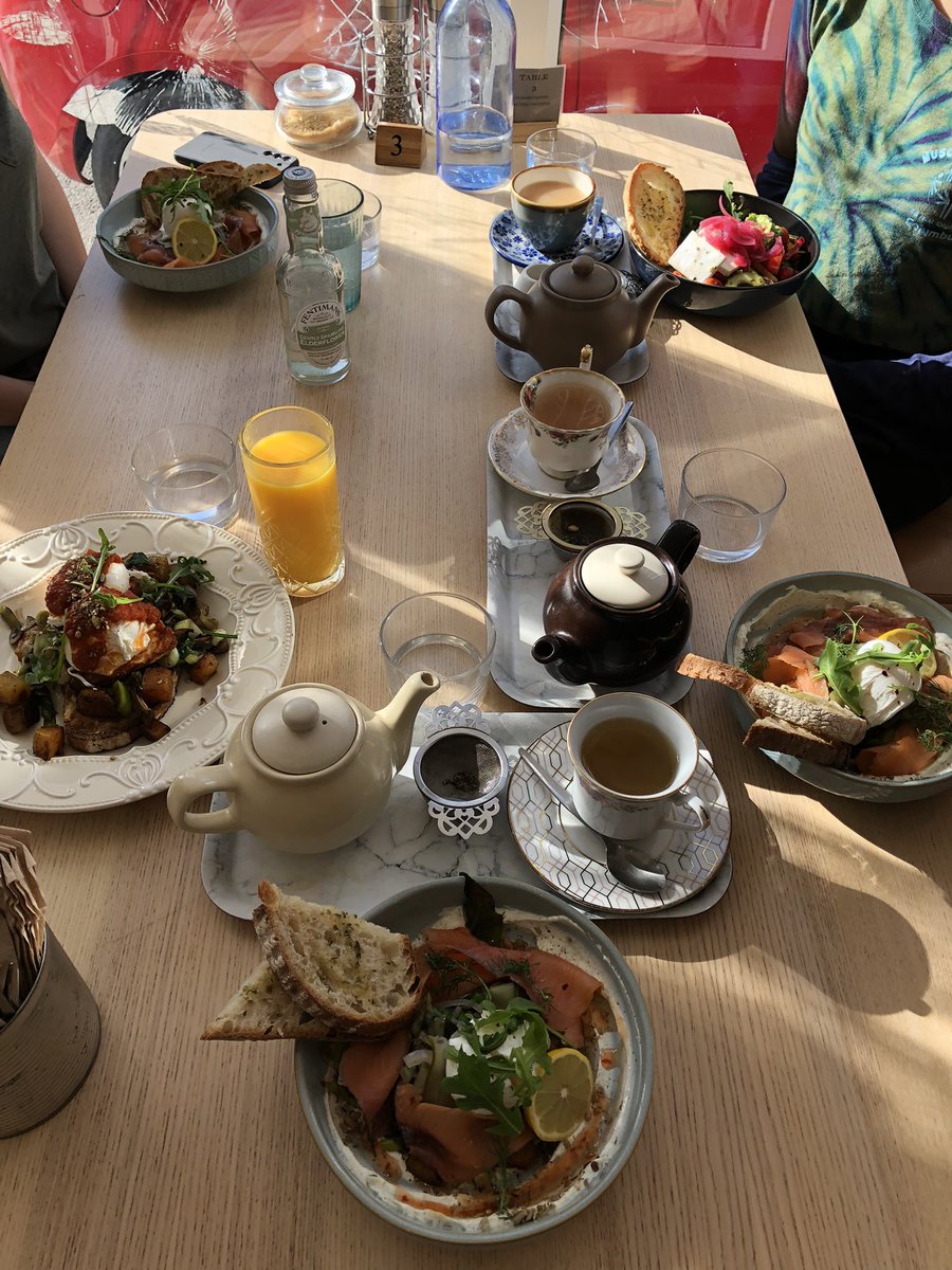 NoemieHamilton's tweet photo. Although our #FirthCourt @sheffielduni building is gorgeous atm, we headed to the #PeakDistrict for our first  #academic #retreat in the sunshine to welcome our new students Lizzy, Corinna and @TobyT1888 with @HollyRutherfo18 #foodforbrain #AutumnVibes https://t.co/plLyLN1JuZ