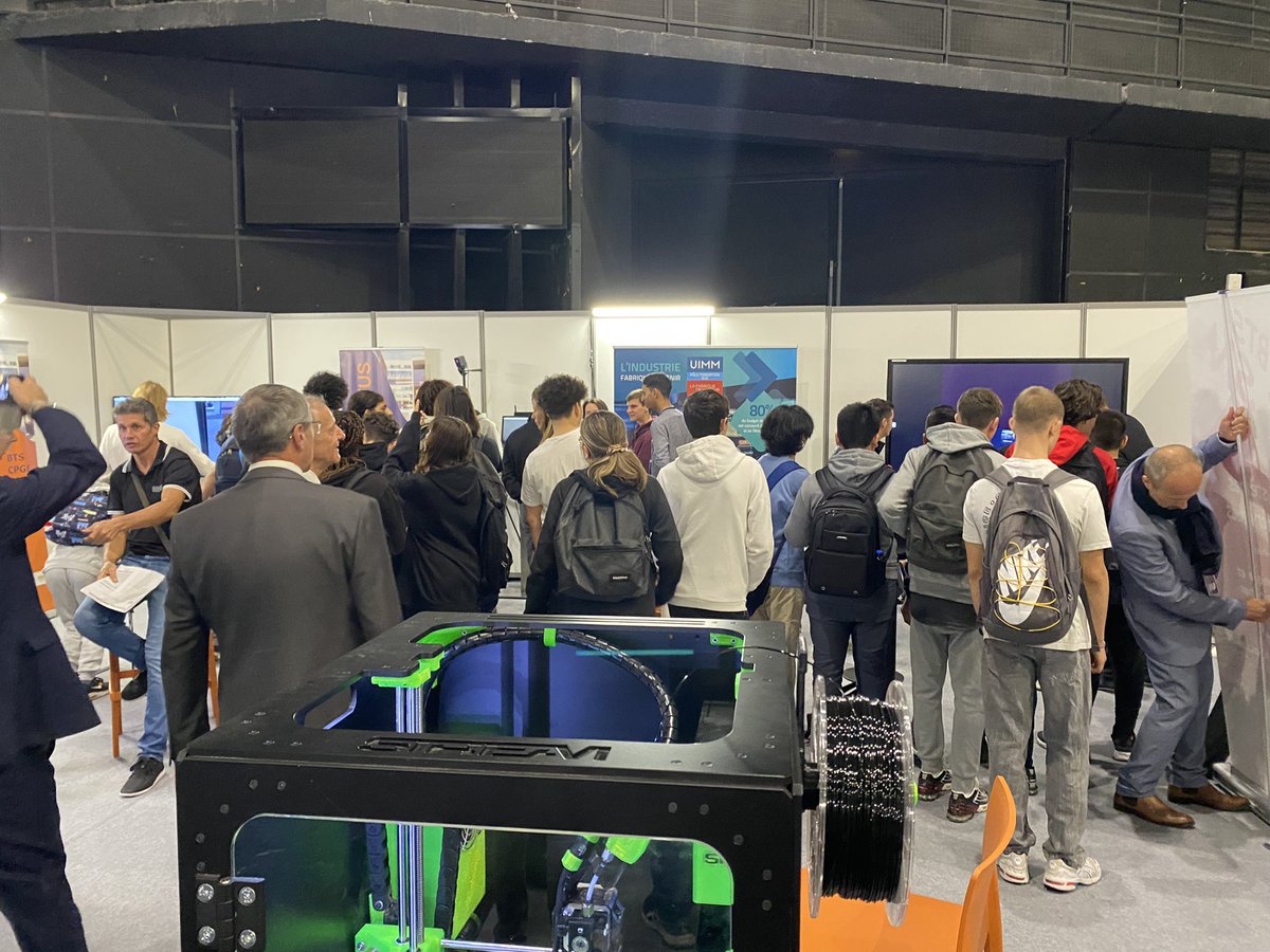 FTravail_06's tweet photo. #Industria : sur le Salon, c’est plus de 💯 jeunes qui ont déjà testé les casques de réalité virtuelle ! La spécificité #AvecPoleemploi ? Les métiers de l’industrie arômes et parfums de Grasse ! #PRIC #CEJ #AFSO @Robertet_Group @UIMM06 @ https://t.co/EV584MXuqK