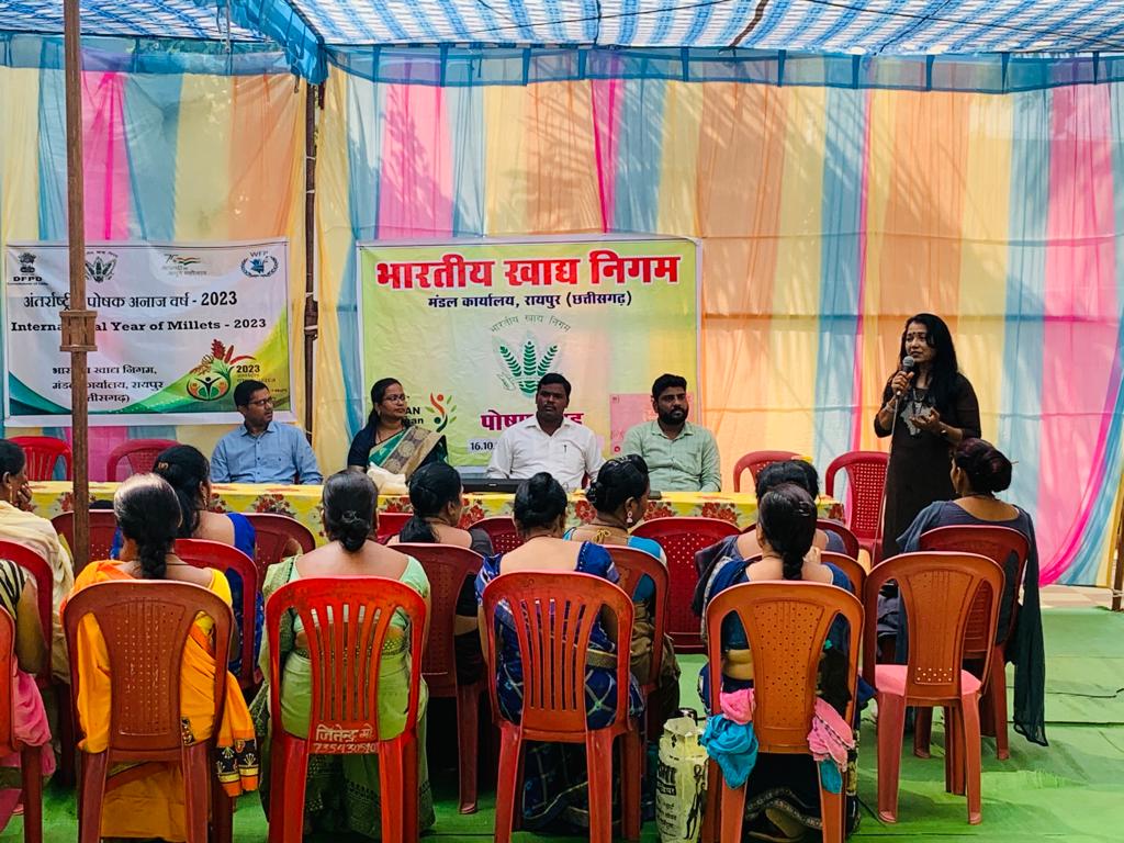 FoodRaipur's tweet photo. अंतरराष्ट्रीय पोषण वर्ष 2023 के उपलक्ष में भारतीय खाद्य निगम, मंडल कार्यालय रायपुर द्वारा ग्राम तुलसी में फोर्टिफाइड राइस के प्रति जागरूकता कार्यक्रम का आयोजन किया गया जिसमें महिला एवं बाल विकास विभाग,पंच, स्व सहायता समूह उपस्थित रहे। 
@FCI_India 
@fci_ro 
@fooddeptgoi  
@FciWest https://t.co/7lww0F0nsF