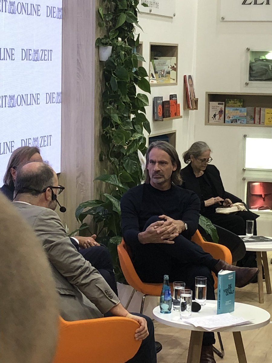 MediapubHdM's tweet photo. Richard D. Precht zum Buch die vierte Gewalt: Wenn ich hätte reich werden wollen, hätte ich ein Buch über Glücksmomente geschrieben https://t.co/7aFBosN1Nq