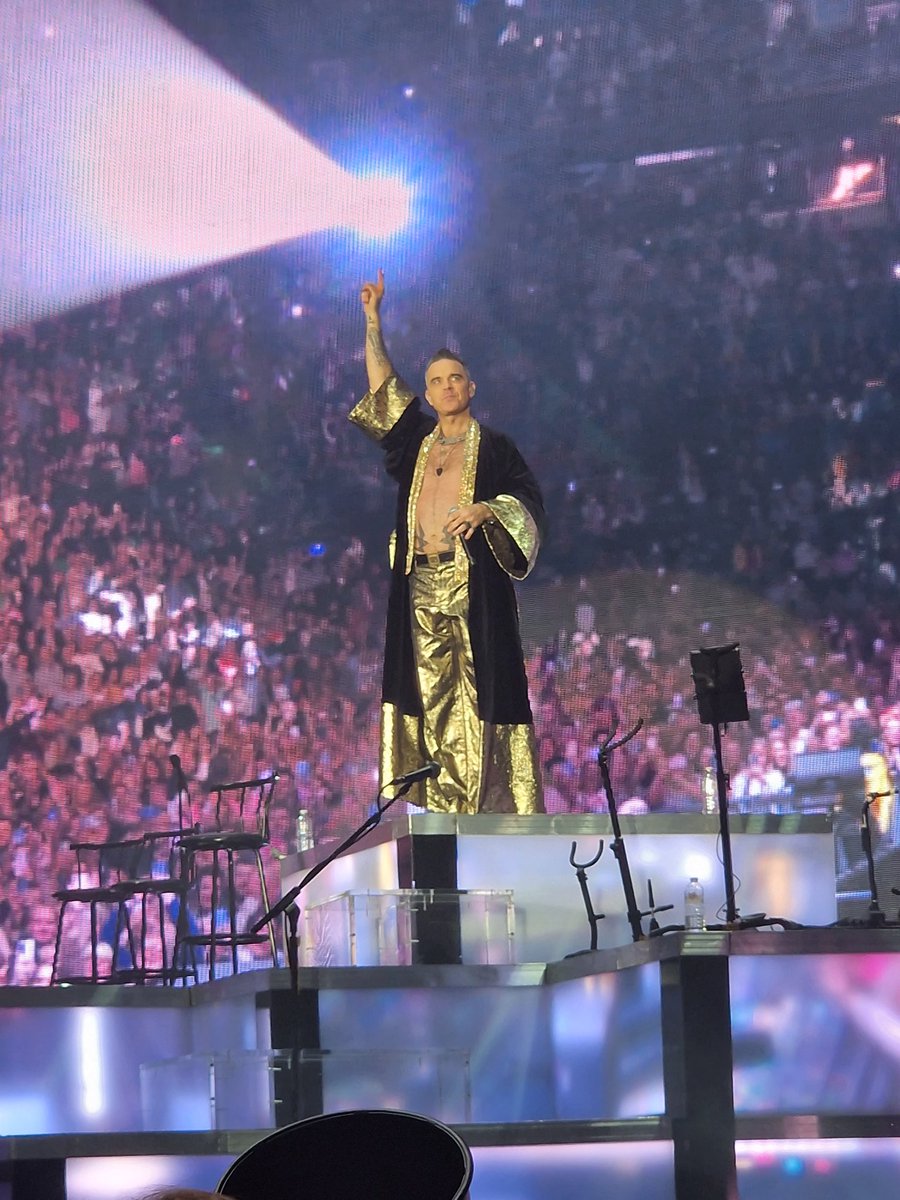 BeccaT_17's tweet photo. What a night last night with @robbiewilliams I'm still on cloud 9😍🥰 https://t.co/VxS7Qphr1J