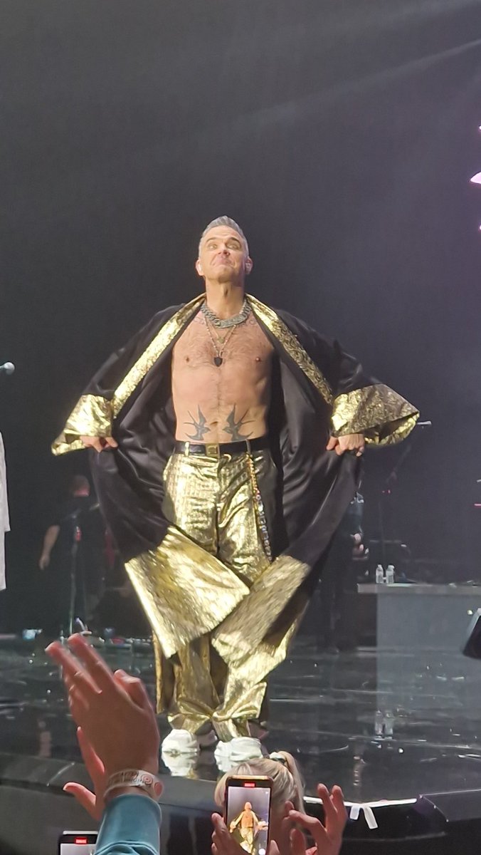 BeccaT_17's tweet photo. What a night last night with @robbiewilliams I'm still on cloud 9😍🥰 https://t.co/VxS7Qphr1J