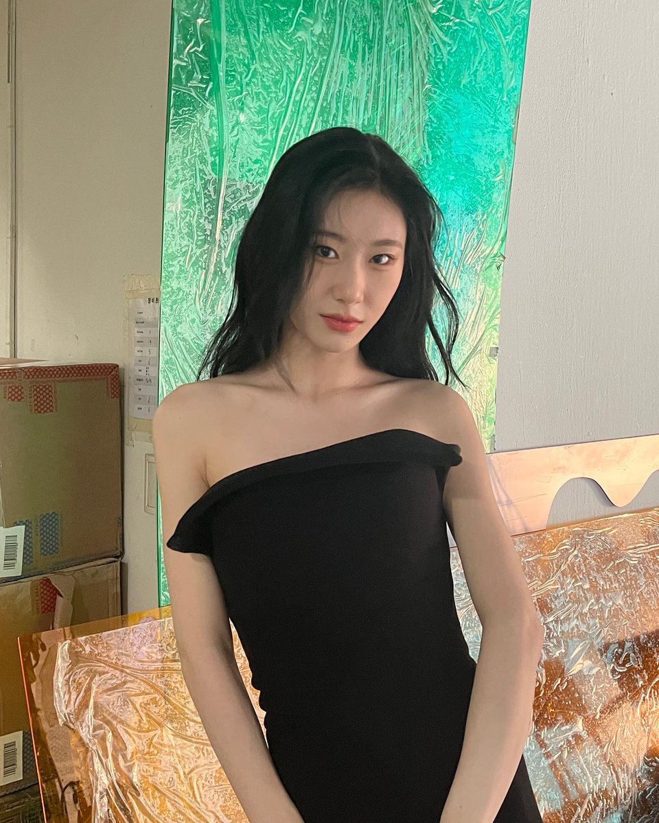 chaernyeong's tweet photo. Image of my own inner goddess beauty. My spirits seemed to be raised by my natural makeup and a slash of lip products. Once more, the black dress I was wearing caught the attention of the people on earth. Absolutely flawless! https://t.co/5Ha7tgMOpk