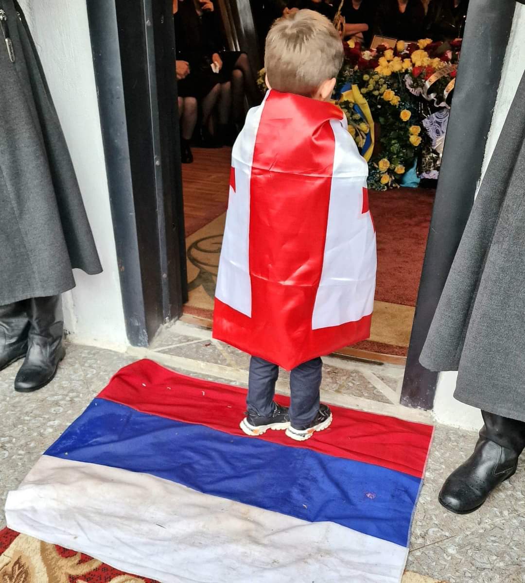 K84U's tweet photo. This foto says everything!
Farewell of #Georgian Hero Edisher Kvaratskhelia, who died in #Ukraine 
#Russian flag on the right place. 

#UkraineRussiaWar #Georgia #RussiaUkraineWar #UkraineKrieg #UkraineRussiaWar #SlavaUkraïni https://t.co/jdeuyT2vK7
