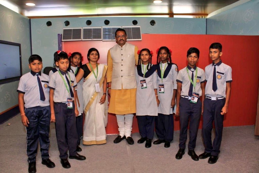 DMinnathullah's tweet photo. This is the funniest PR stunt till date 😂
-A fake window
-6 children in a tiny classroom
-Plywood walls
-Facial expression of children
#resignpmmodi #resignnarendramodi #FakePR #Modifun #bjp #bjpfake
@narendramodi @BJP4Keralam @BJP4India @PMOIndia https://t.co/NBZG0IZL67