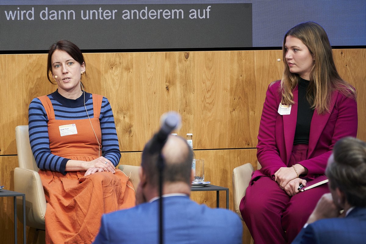 MicrosoftBerlin's tweet photo. "Wir wissen, dass wir mit unseren Faktenchecks nicht alle Menschen erreichen. Unser Ziel ist es, die Leute zurückzuholen, die verunsichert sind" @vide_cui_fidas von @correctiv_org auf der #MSFTExplained. 

👉Zum Livestream: https://t.co/85IgxxmtZP https://t.co/PRMFWa4KEy