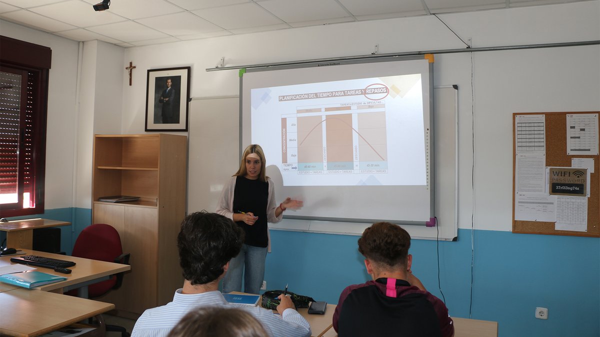 CasviBoadilla's tweet photo. 👨🏫La unión de familia y colegio es un factor muy importante. La educación es percibida como una tarea compartida entre padres y profesores y debe tener como objetivo la formación completa de los alumnos. #familiaycolegio #CasviBoadilla #Casvi
⬇⬇⬇⬇
https://t.co/gYwhtkVMwn https://t.co/n0cLStpr3Z