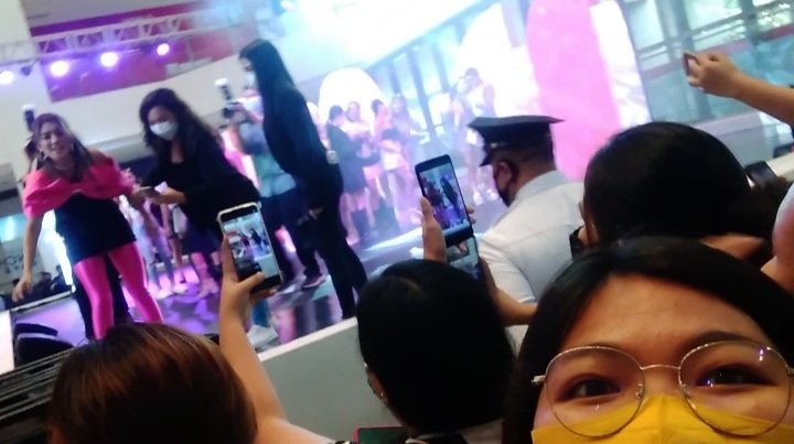 throughdonbelle's tweet photo. This is the closest I have been with you guys(DonBelle), yet. I hope the next one will be with the both of you. And closer. Or ihingi ko na kay Lord na tabi pa 😍🙏 

Thanking God for making you two, a great influence to us. So stay safe and IN love for His glory ☝

#DonBelle https://t.co/6ZpFSo626k