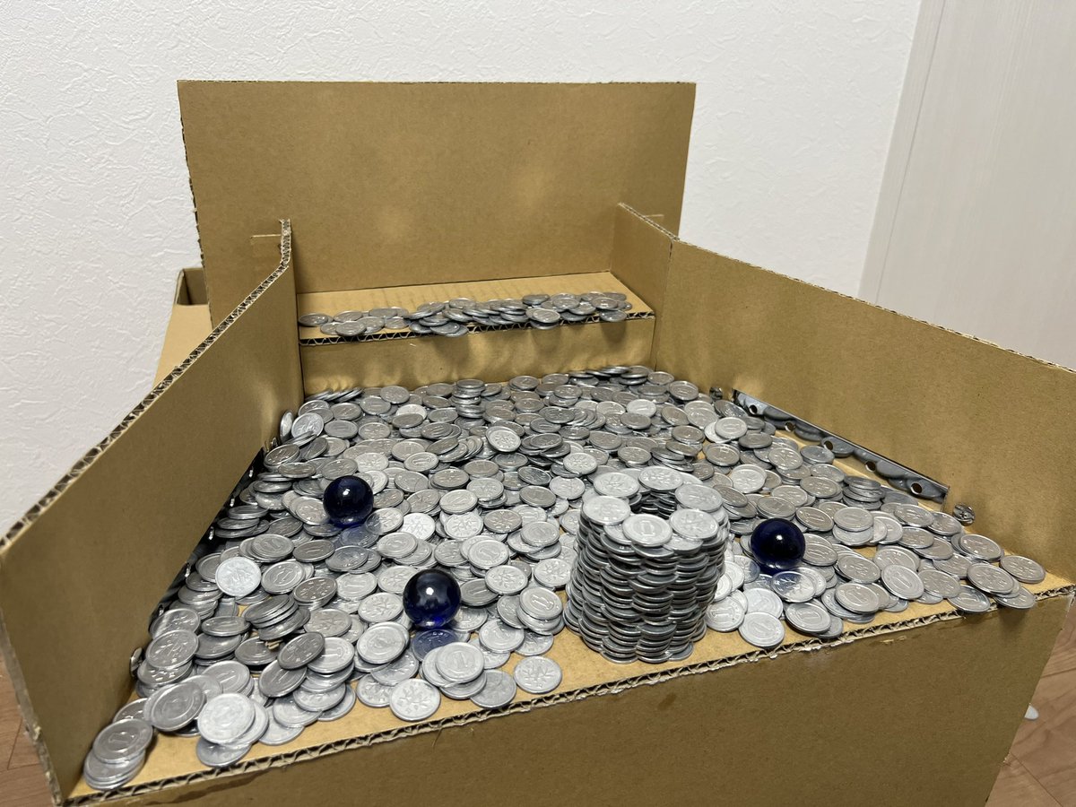 Eightkun26's tweet photo. ダンボールでメダルゲーム作ってみました!
#ダンボール工作
#cardboard
#cardboarddiy https://t.co/Cf567R20me