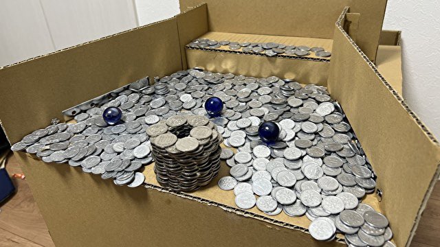 Eightkun26's tweet photo. ダンボールでメダルゲーム作ってみました!
#ダンボール工作
#cardboard
#cardboarddiy https://t.co/Cf567R20me