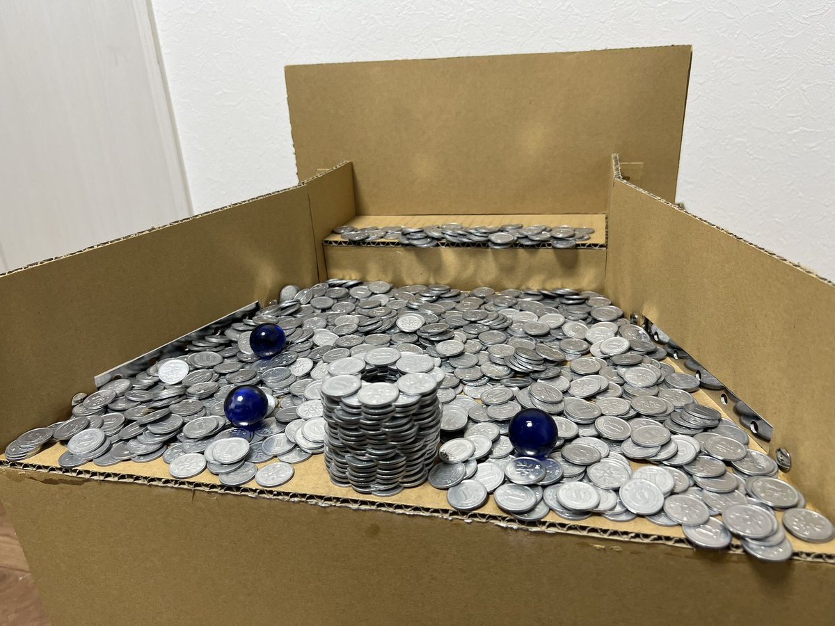 Eightkun26's tweet photo. ダンボールでメダルゲーム作ってみました!
#ダンボール工作
#cardboard
#cardboarddiy https://t.co/Cf567R20me