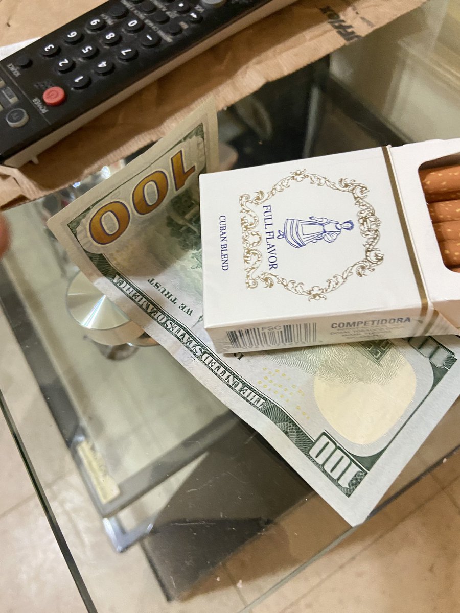 HansselRey's tweet photo. Si no aporta a mi vida pirate menos tu cigarro tu si puedes quedarte 🙂 https://t.co/qazNnUCB9b