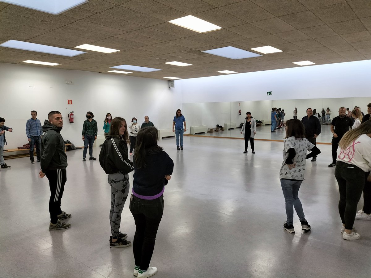 PlenaCyL's tweet photo. Terminamos la jornada #Enredando con dinámicas de teatro🎭 organizadas por @lacandelateatro para pensar en nuestros barrios y ciudades y cómo podemos participar y contribuir de forma activa💪. https://t.co/QBUIQswneh