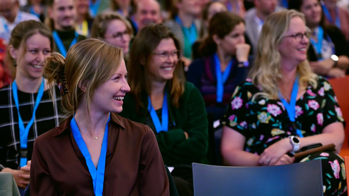 De opkomst van #JiO2022 was boven verwachting en de energie goed. Om ons heen gonsden woorden als inspiratie, ontmoeten, samenwerken en aandacht voor de stem van jongeren.