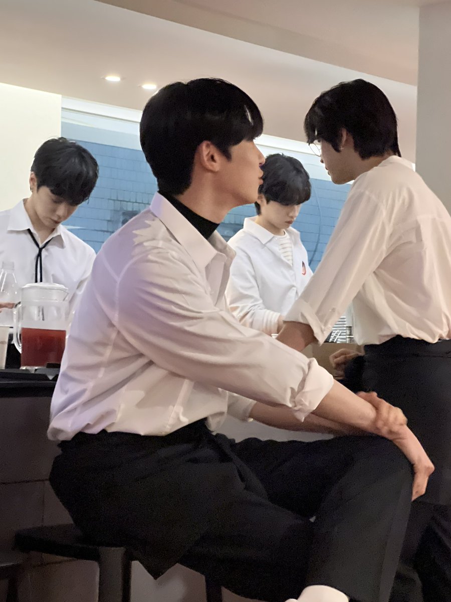 byuli_67's tweet photo. 달님들.. 여기 카페 알바생들 너무 잘생겼는데? https://t.co/Kk9Lb2QYHa