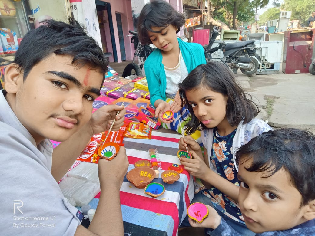 Chandra56039776's tweet photo. @realmeIndia My #realMeDiwali   Creating something New with Friend. Spread Happiness.
#realmeFan @realmeIndia https://t.co/gxxaKltqRt