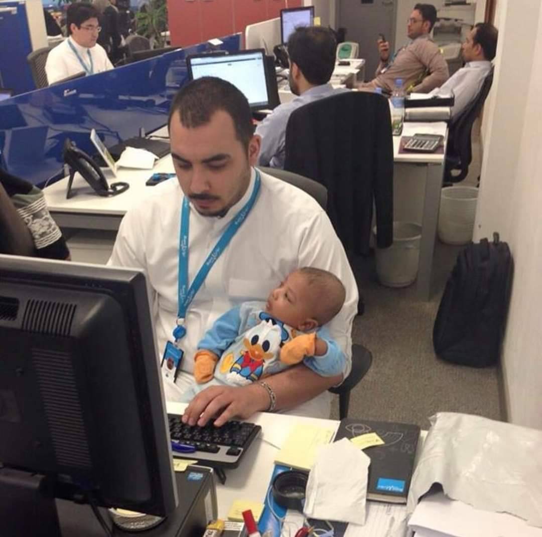 ScreenMix's tweet photo. هذا الرجل يعمل هو وزوجته في مكان عملِ واحد، نشر صورة له وهو يعتني بابنه أثناء عمله، فانهالت عليه التعليقات بالسب والشتم ووصفه بالخروف، فكتب:

"هو ابني كما هو ابنها والحياة تعاون ويُشرفني أن أكون خروفًا لابني وزوجتي". ❤️ https://t.co/CNLtUzIILi