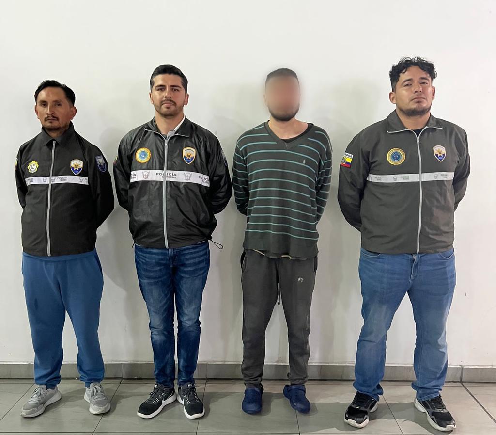PoliciaEcuador's tweet photo. CAPTURADO MÁS BUSCADO

En #DMQ, unidad investigativa detuvo a Vinicio T., es el QUINTO #MásBuscado a nivel nacional dentro del programa de delitos de violencia de género, procesado por el delito de violación.

Se lo vincula a un hecho suscitado en el año 2011.

#EjeInvestigativo https://t.co/Ae20TnNolK