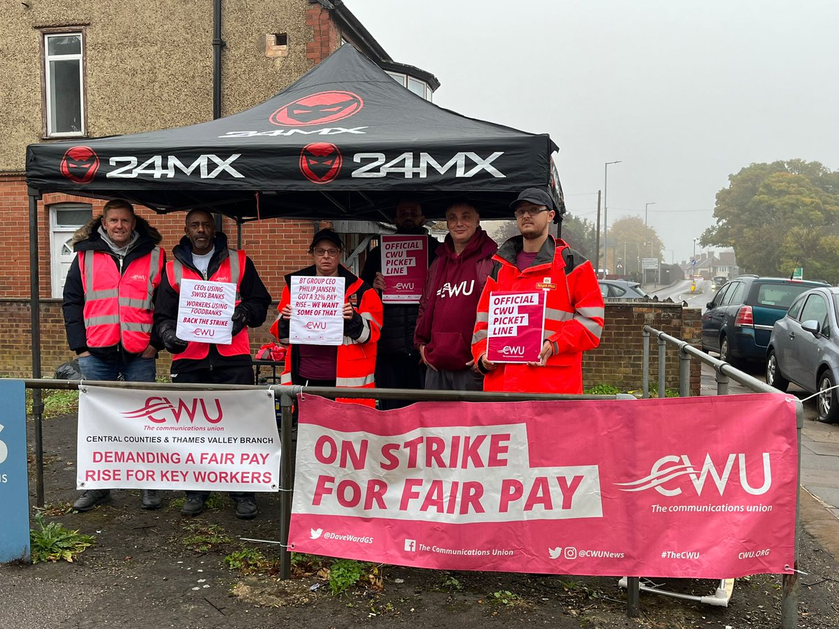 On the way down to our Royal Mail picket line we stopped to show solidarity to our fellow striking CWU members at Open Reach, United we are stronger #FoodbankPhil #StandByYourPost