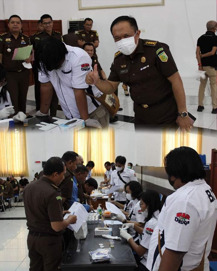 kalteng_kejati's tweet photo. (Kamis, 20/10/2022) Bertempat di Aula Kantor, Kejati Kalteng bekerja sama dengan Badan Narkotika Nasional (BNN) Provinsi Kalimantan Tengah melaksanakan pemeriksaan Narkoba melalui tes urine terhadap seluruh pegawai.
@KejaksaanRI
#KejaksaanRI
#kejaksaanri
#jamintel
#kapuspenkum https://t.co/sz5xL9GI7U