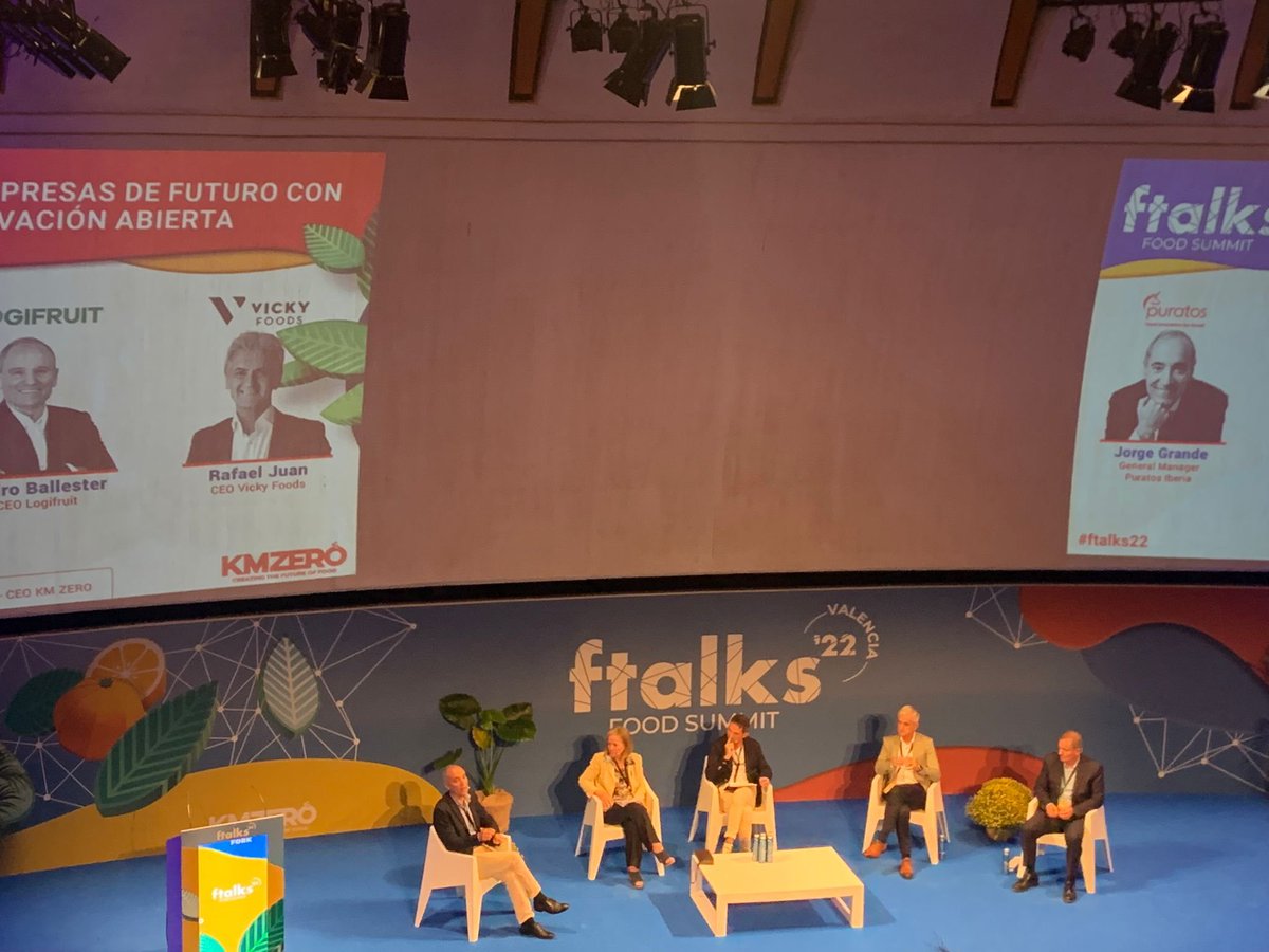 ceeivalencia's tweet photo. ‼️ Nos quedamos con estos dos apuntes interesantes:
🗣️ Araceli Císcar de #Dacsa: “Creo en la innovación de equipo”.
🗣️ @rafjuan de @vickyfoods: "Las tecnologías y la innovación son básicos en nuestro día a día”.
#ftalks22 https://t.co/V0R45aQeLJ