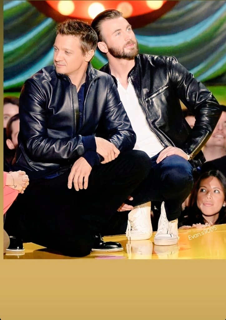 Rainyhort1's tweet photo. Oooh...😏 The booty stalker is checking out the goods on #ChrisEvans While he droppin it low. She is me. I'm the booty stalker. 😂🤣😌🍑

#ThrowbackThursdayPic @JeremyRenner and @ChrisEvans https://t.co/YGM4rXx5fY