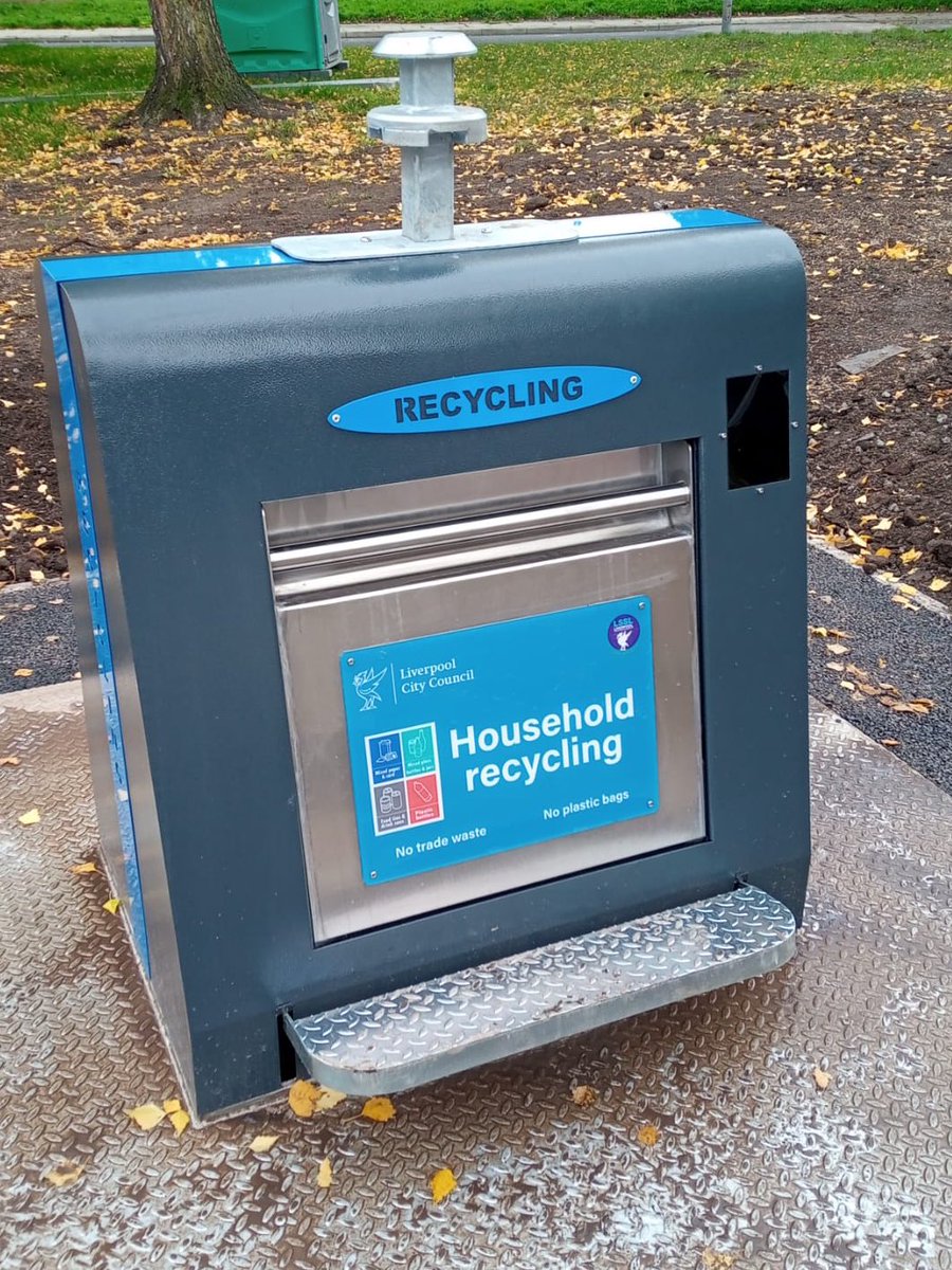 lpoolcouncil's tweet photo. #News: Our 4th subterranean superbin is now open, at Moss Grove, #Toxteth.
And no 5 is on its way at Leopold Rd, #Kensington.
A key feature of this "underground revolution" is to help improve recycling rates.
For recycling tips & more ▶️ https://t.co/bWdec8J0eP
#RecyleWeek ♻️ https://t.co/QrZC78elib