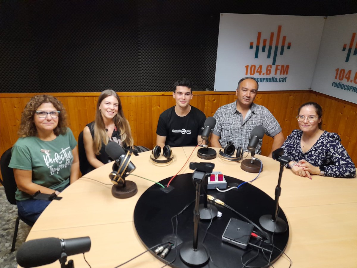 radiocornella's tweet photo. 📣La Cornellà Band de la @sclaunio actua al Festival Internacional de Pallassos @fipcornella. Amb la Cia. Pistacatro oferirà l'espectacle “Orquesta malabares”, aquest dissabte a la Plaça del Pilar. 🤹‍♀️ Les entrades per a la gala de clausura s'han exhaurit.🔗https://t.co/KGFEOzMVZ9 https://t.co/nz0wpB7m0W