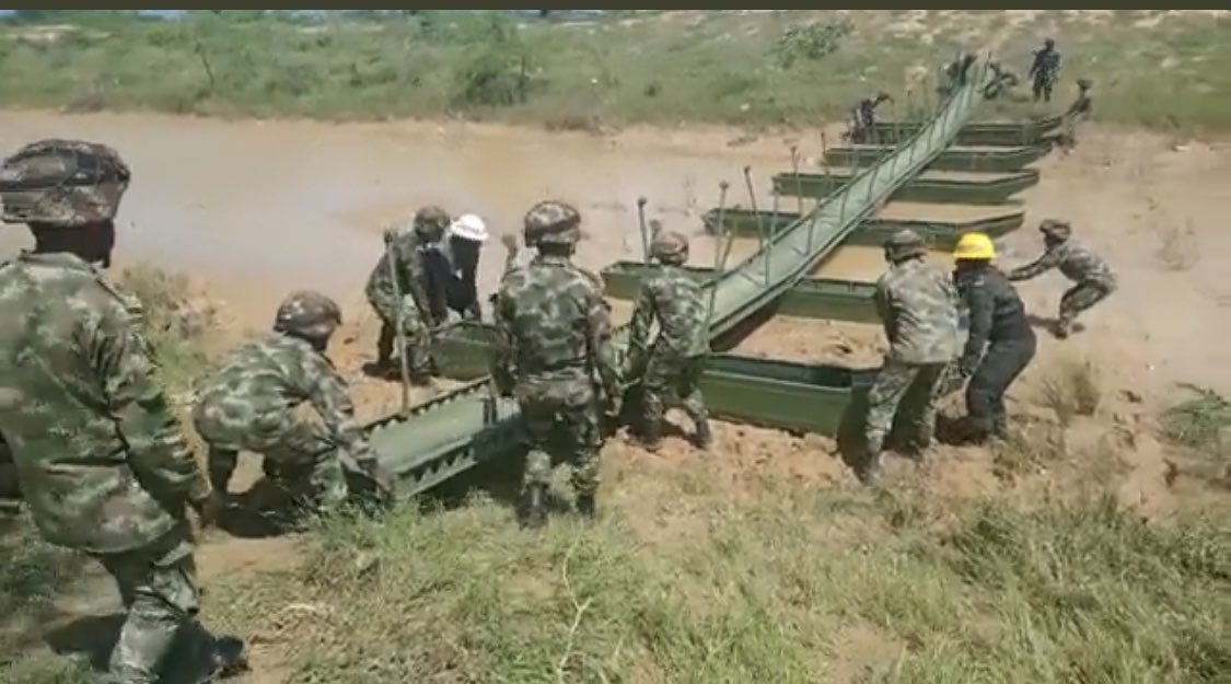 cielo_rusinque's tweet photo. Esta imagen de ayer es muy poderosa, un Ejército que concentra sus esfuerzos al servicio de la comunidad, un ejército de la Paz tal como lo hemos soñado y que dignifica y llena de orgullo por su labor al soldado 🕊❤️🇨🇴 https://t.co/HClhc9zXce