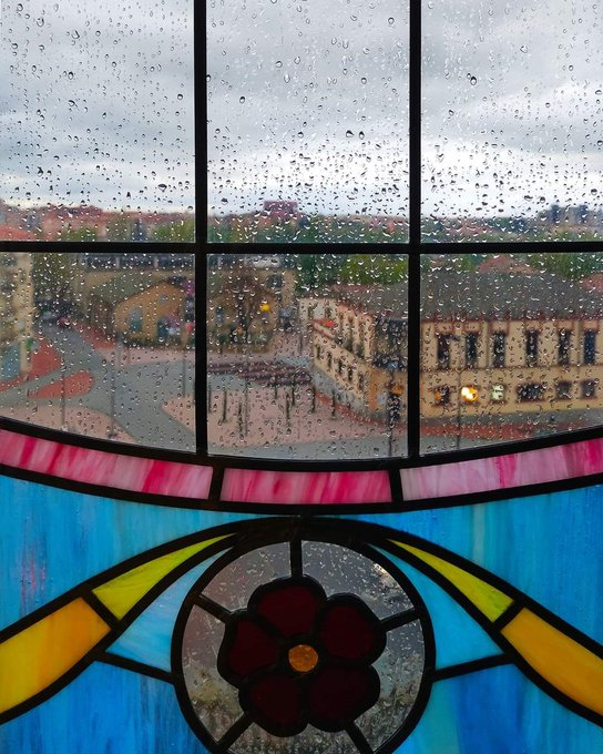 museocasalis's tweet photo. 🌧️"En las calles #mojadas (...) todo era de nuevo bautizado:el #agua corregía el dibujo de cúpulas y torres (...) penetraba como #caricia sabia,profunda,permanente"(V. Quirarte) ☔️

¿Y si nos resguardamos de cualquier #lluvia #ConMuchoArte en #Lis,vuestra #casa?🏠⚜️ Ven al #museo https://t.co/lvOCRv1Xjr