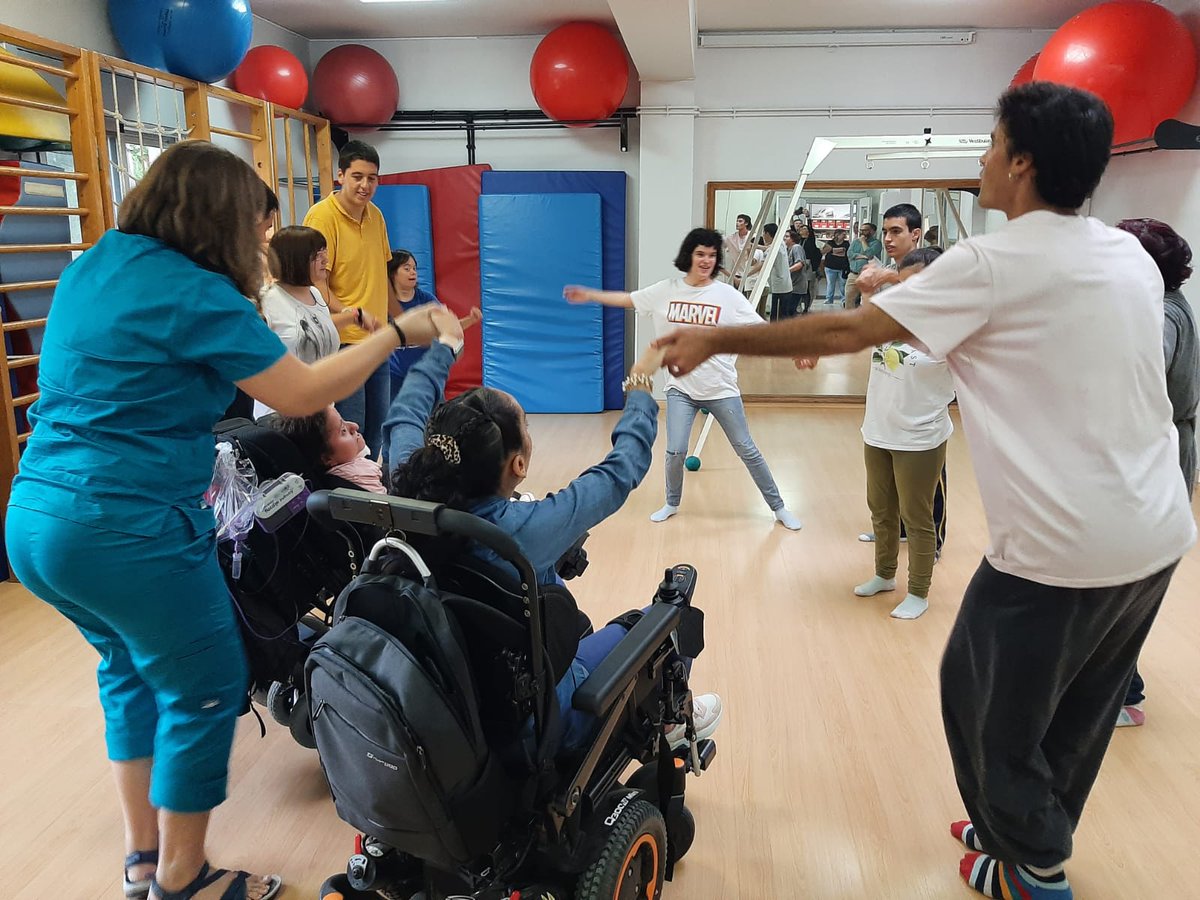 reus_cat's tweet photo. El #COS2022 escalfa motors amb el taller SomNiu Dansant, amb el coreògraf i ballarí Marc Jubete

Va destinat a les escoles d’educació especial de #Reus

https://t.co/5GyUFecdPq

@ReusCultura #FestivalCOS https://t.co/SzUwKMJ8Iq