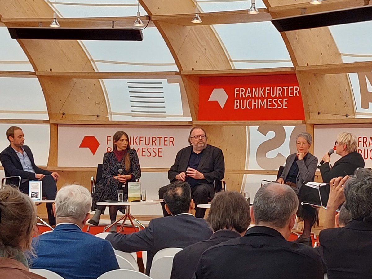 Endlich wieder eine richtige @Book_Fair mit politischen Debatten und persönlichem Austausch. Hier mit #BaschaMika @FR, #InaHartwig @Stadt_FFM @#JürgenKaube @faznet #DeborahSchnabel @BS_AnneFrank @JHillje: