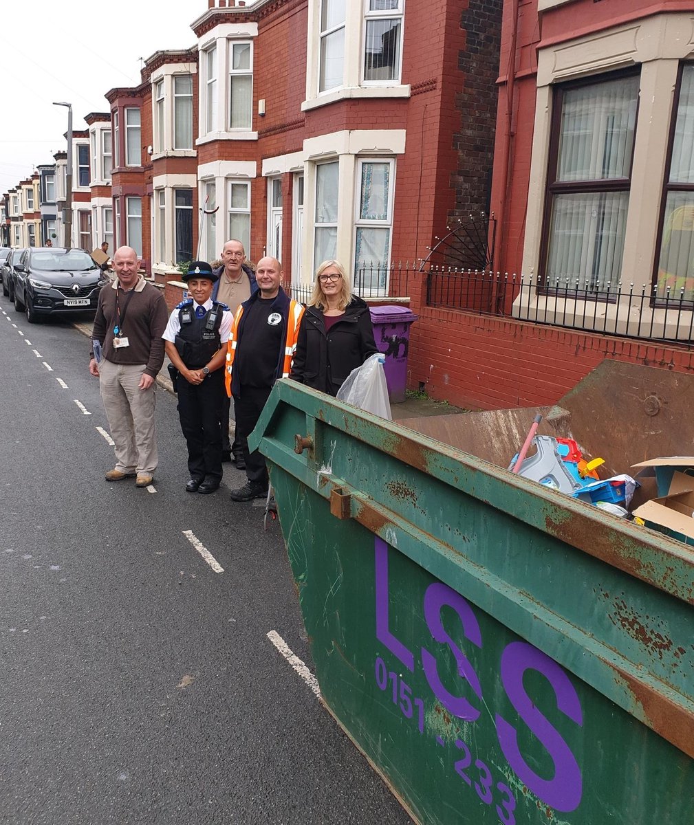 MerpolNthLpool's tweet photo. Officers from Walton Lane Community Team 3 have been in #Anfield this morning, acting on reports from the community of fly-tipping and littering, with a community skip day with local councillors and partners from @lpool_LSSL ๐๐ #CommunityFirst #LoveWhereYouLive #LSSL https://t.co/FJIMucfaa7