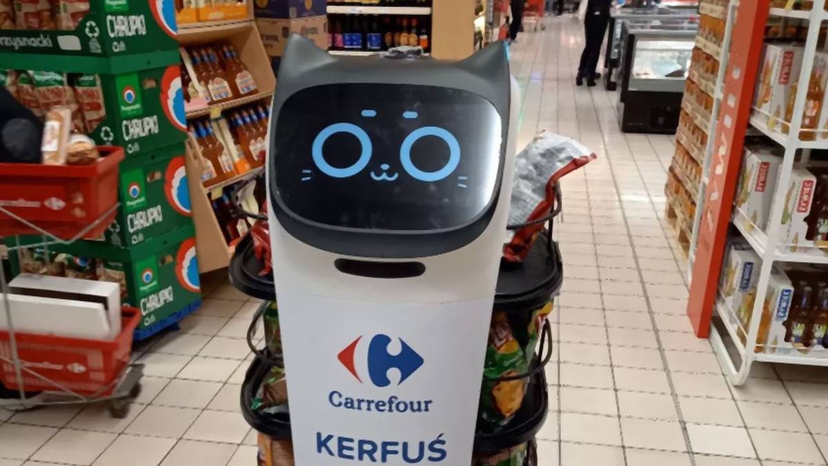 przed_snem_'s tweet photo. 🗣️ Kerfuś (robot sieci sklepów Carrefour) w ostatnich dniach stał się bardzo popularnym memem. Znacie tego pana? #Kerfuś #kerfusia https://t.co/RsJ1OwRhnS