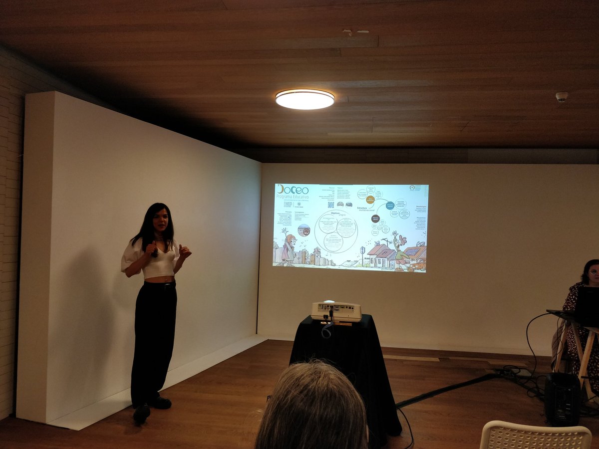 Presentación del póster del programa DOCEO por parte de <a href="/TaniaBacolino/">Tania</a> en el #CIEP5